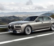 '벤츠 S' 잡을 'BMW 7' 내달 韓 온다…"자존심 건 플래그십 각축전"