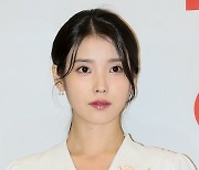 [포토] '여전히 20대 초 같은 아이유'