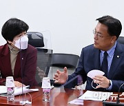 [포토]대화 나누는 정진석 비대위원장-김영주 국회부의장