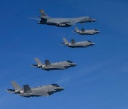 北도발 다음날 B-1B 폭격기 보낸 美 "동맹과 훈련 계속할 것"