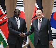 尹, 케냐 대통령과 정상회담 “동아프리카 물류 중심지…교류 협력 강화 희망”