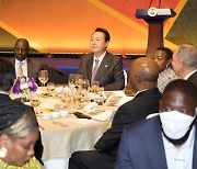 尹, 아프리카 대사들 만나 엑스포 유치전…"보건체계 기여 강화할 것"