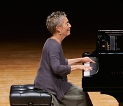 [리뷰] '거장 피아니스트' 피레스, 섬세한 연주력으로 청중 압도