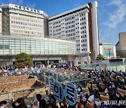 파업 규모 커지는 서울대병원…“공공의료 죽이는 尹 혁신안 부숴야”