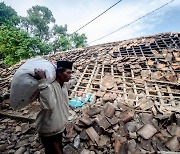 학교 무너지고 산사태도…인니 지진으로 268명 사망