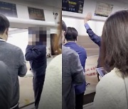 ‘위험천만’ 지하철 7호선, 열린 문 직원이 막고 운행