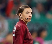 [카타르] 월드컵 1호 여성 심판 등장…92년 '유리천장' 깼다