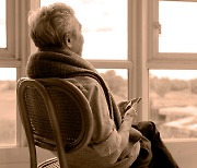 우울감 유발하는 ‘노인성 난청’ 사회적 고립감 유발한다
