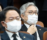 경찰, 최강욱 '짤짤이 발언' 성희롱 고발 각하 …"피해자가 고소해야"