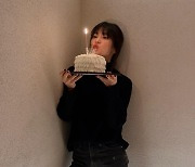 '42번째 생일' 송혜교, 모던한 블랙룩에도 러블리 끝판왕