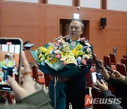 '지지자들 향해 감사인사 전하는 앙오봉 전북대학교 총장 당선자'