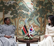 김건희 여사, 케냐 대통령 부인과 환담