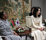 김건희 여사, 케냐 대통령 부인과 환담