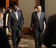 아프리카 대사단 초청 만찬 입장하는 한국-케냐 정상