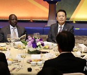 아프리카 대사단 초청 만찬 참석한 한국-케냐 정상 부부