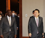 아프리카 대사단 초청 만찬 참석하는 윤석열 대통령과 루토 케냐 대통령