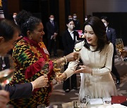 아프리카 대사단 초청 만찬서 건배하는 김건희 여사