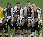 독일 선수들, '무지개 완장' 금지에 단체사진 촬영하며 입 가려