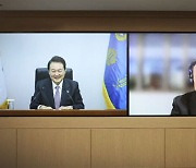 윤 대통령-머스크 화상 통화…"전기차 공장, 한국으로"