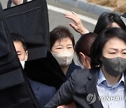 박근혜 전 대통령 소주병 테러 40대男, 2심서 집행유예 감형