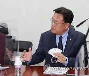 대화하는 정진석 비상대책위원장과 김영주 국회부의장