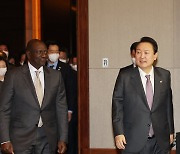 아프리카 대사단 초청 만찬 참석하는 윤석열 대통령