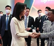 케냐 대통령 부인과 작별인사하는 김건희 여사