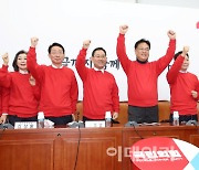 '붉은악마' 옷 입은 與 "대한민국 축구 응원" 깜짝 퍼포먼스
