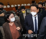 [포토]'국조특위 회의장 나서는 김교흥-용혜인-장혜영'