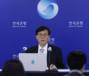 [포토]질의에 답하는 이창용 한국은행 총재