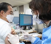 [포토]코로나19 2가 백신 추가접종하는 한덕수 총리