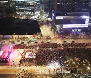 [포토]한국-우루과이 경기 응원전, 광화문에 펼쳐진 태극기