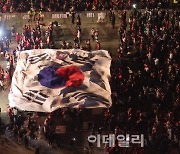 [포토]한국-우루과이 경기 응원전 광화문에 펼쳐진 대형 태극기