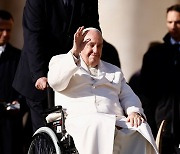 대중에게 손 흔드는 프란치스코 교황