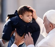 어린이와 인사하는 프란치스코 교황