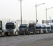 화물연대 총파업…'줄지어 서 있는 화물차량들'