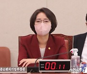 국회 산자중기위 출석한 이영 장관