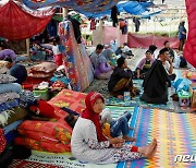 임시 텐트에서 쉬고 있는 인도네시아 지진 피해자들
