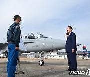 FA-50 전투기 앞에 선 윤 대통령