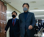 與, 용산발 국정조사 비상?…지도부 만난 이진복·비공개 의총