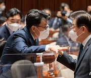 이재명·진성준 '민주당 의원총회 대화'
