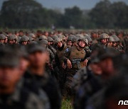 엘 살바도르의 '폭력 갱단과의 전쟁'에 동원된 군인들