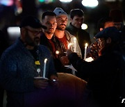콜로라도 성소수자 클럽 총기난사…추모 촛불 집회