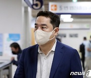 '선거비용 사적 남용 의혹' 강용석 변호사 자택 압색…검찰, 강제수사