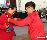 붉은악마 응원 머플러 받는 한덕수 총리