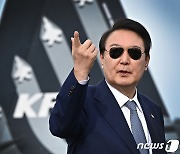 [뉴스1 PICK]'바이든 선글라스' 끼고 전투기·전차 시찰한 尹…"방산으로 우방과 연대"