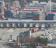 화물연대 파업 첫날 부산항 장치율 2.6%p↑…부두 일대 '한산'