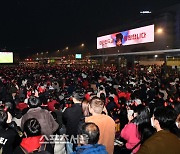 [포토]광화문 광장 거리 응원, 대형 화면에 집중!