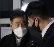 김만배, 1년 만에 출소 "법률적 판단 떠나 죄송… 재판 성실히 임하겠다"