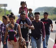 멕시코 국경에 이주민 폭증 … 주민들, 문 열고 숙소 제공